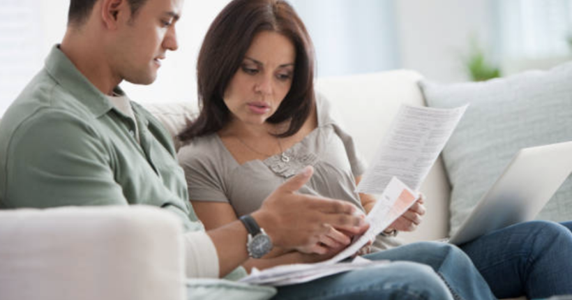 A couple engaged in an online free business courses entrepreneurship education