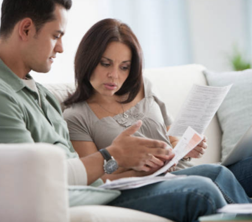A couple engaged in an online free business courses entrepreneurship education